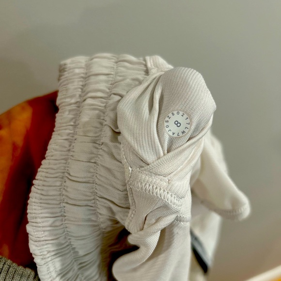 Lululemon Hotty Hot 2.5” - Picture 2 of 3